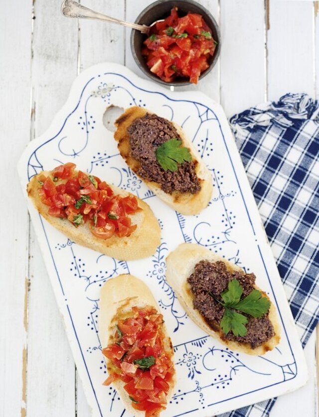 Bruschetta med hemgjord tapenade och tomat