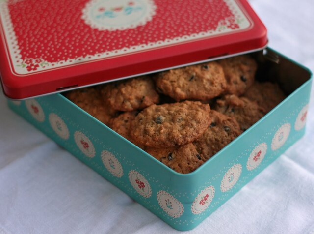 Cookies med havre, kanel, torkade blåbär och pumpafrön