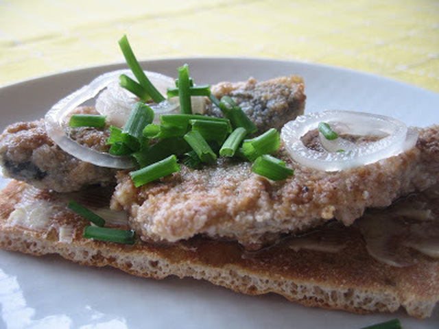 Senapspanerad strömming med ångad gurka och gräslöksmos