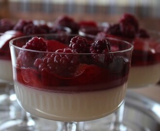 Citronpannacotta med boysenbär och jordgubbar