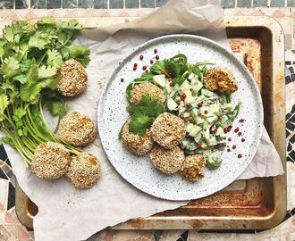 Pumpabollar med asiatiska smaker serverade med en krämig gurksallad