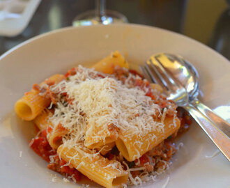 Pasta med salsiccia, tomat, basilika och rosmarin