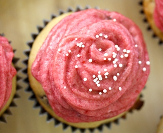 The Prettiest Chocolate Chip Cupcakes with Raspberry Frosting – Dom Finaste Chocolate Chip Cupcakesen med Hallonfrosting