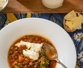 Grönsakssoppa med gröna linser, spiskummin och rökt paprika.