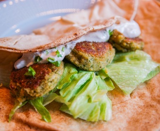 Hemmagjord falafel med tahinisås