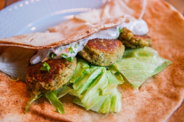 Hemmagjord falafel med tahinisås