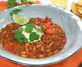 Chili con carne med smetana, koriander och nachos