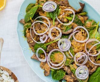 Stroganoff med rödlök, spenat och citron