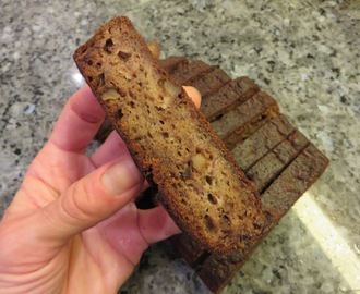 Gluten- och sockerfritt banan- och valnötsbröd