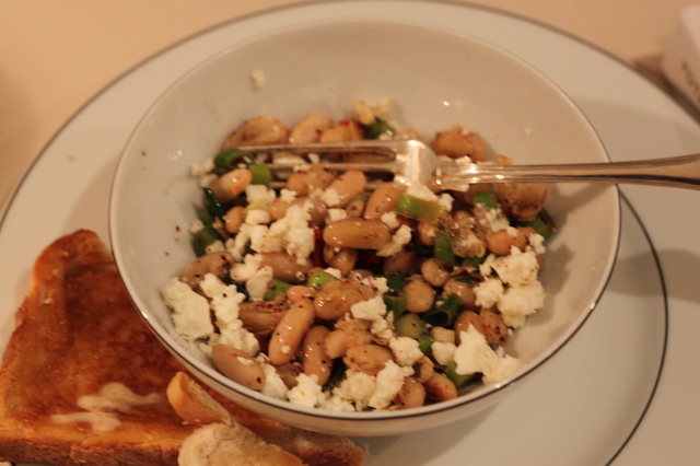 Ottolenghi-inspirerade bönor med feta och salladslök