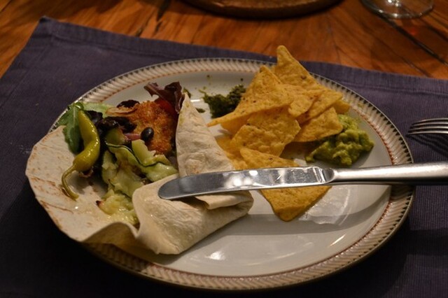 Tortilla med krabbkakor, vitlökszucchini och guacamole!