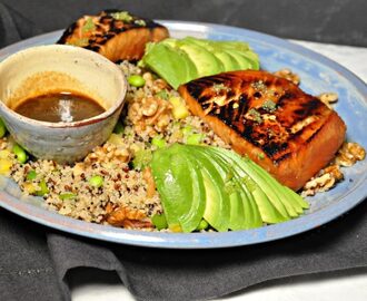 Misoglaserad lax med quinoa tricolore