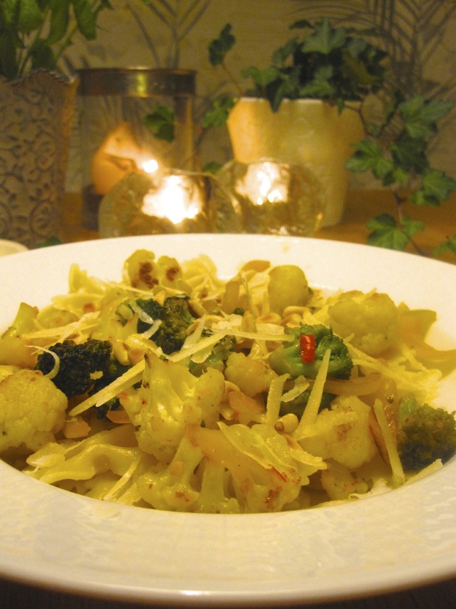 Broccoli- och blomkålspasta med saffran och chili