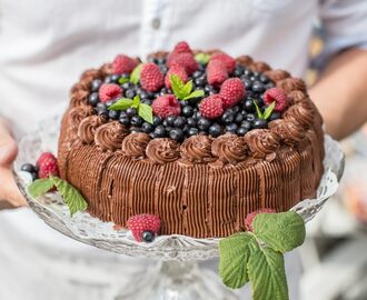 Chokladtårta med hallon och blåbär