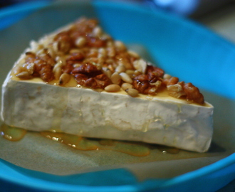 Ett måste till ostbrickan; Varm brie med pinjenötter och valnötter