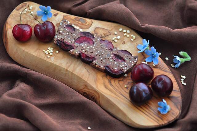 Rik chokladkaka med körsbär och quinoapuffar