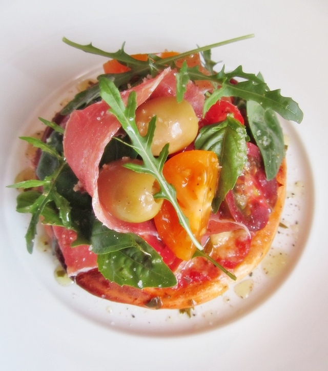 Minipizza med proscuitto, rucola, tomat