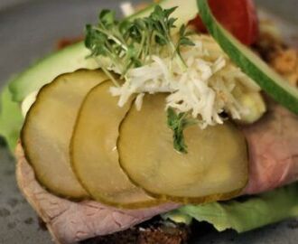 Smørrebrød med roastbeef - Berits univers | Opskrift | Roastbeef, Mad ideer, Madopskrifter