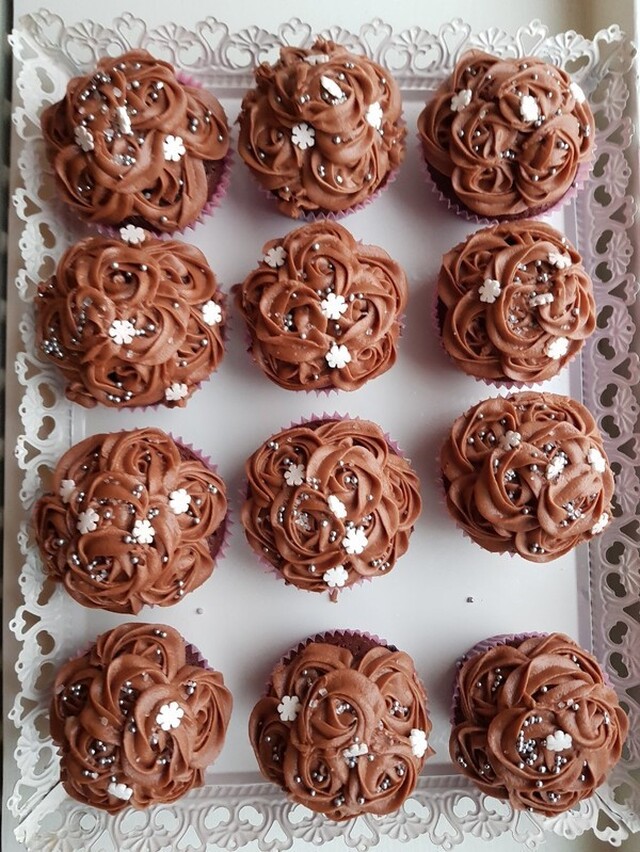 choklad cupcakes med hasselnötsfrosting.