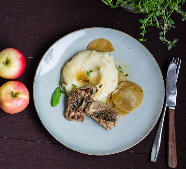 Salviarostad fläskfilé i brynt smör- & äppelsås med potatispuré