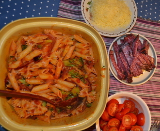 Broccoli och tomat med salamipasta