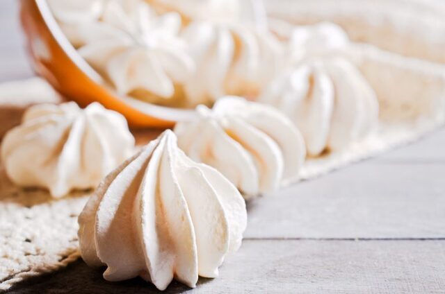 Meringue. History, origins and recipes that see it as the protagonist