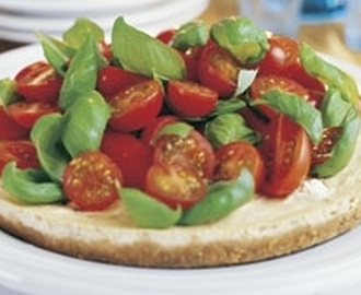 Cheesecake med tomat och basilika
