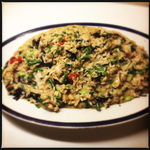 Vegetarisk risotto med haricots verts, kronärtskocka, rostade tomater, svamp och edamamebönor