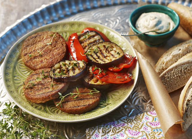 Hamburgare med grillade grönsaker, hummus och surdegsbaguette