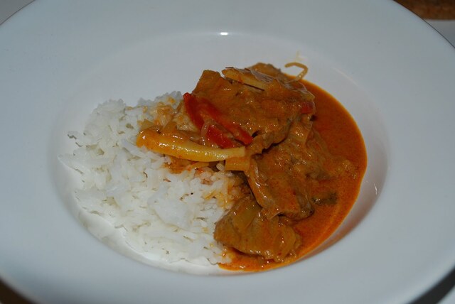 Fläskfilégryta med röd curry och paprika