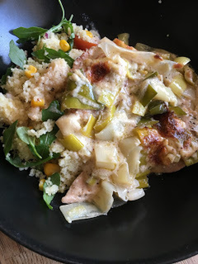 Kyckling i ugn med purjolök och ostigt täcke och couscous-sallad