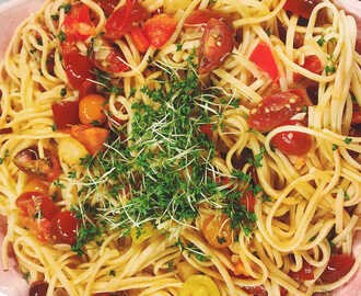 Pasta med färska tomater, smörstekt vitlök och krasse