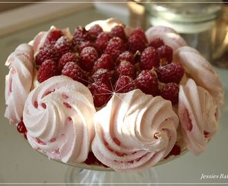 Pavlova tårta med färska hallon,vinbär,och granatäpple