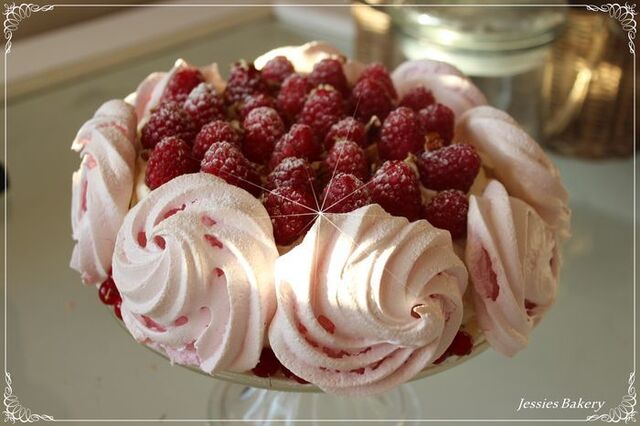 Pavlova tårta med färska hallon,vinbär,och granatäpple