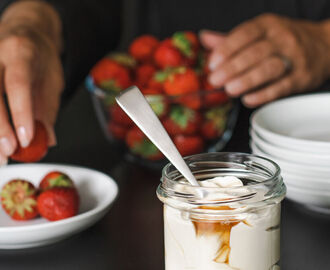 Vispad yoghurt- & mascarponekräm med lönnsirap!