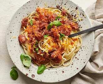 Pasta med tomatsås och salsiccia