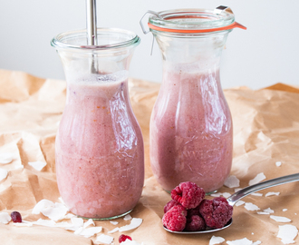 Smoothie med hallon, kokos och granatäpple