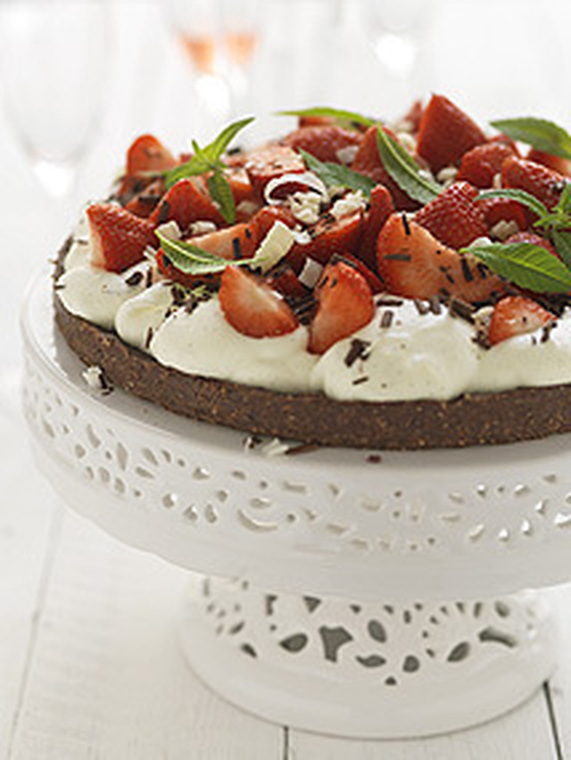 Nöt- och chokladtårta med jordgubbar
