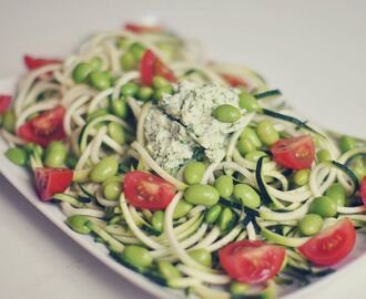 Zucchinipasta med fetaost och basilika