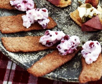 Hyvlade pepparkakor med lingoncréme