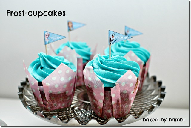 Frost cupcakes till ett Frost kalas (chokladcupcakes med vaniljfrosting)