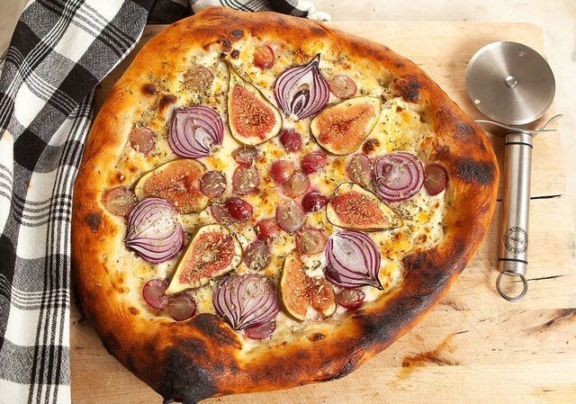 Pizza med fikon och druvor