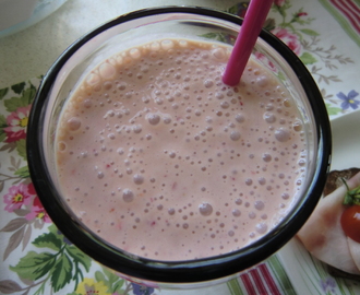 Hälsosmoothie med sojamjölk, banan, torkade jordgubbar och papayajuice