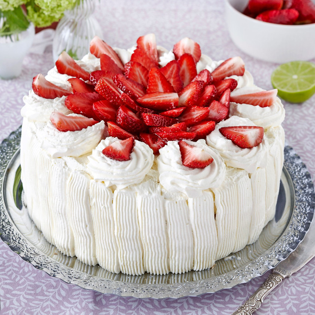 Gräddtårta med vaniljkräm & jordgubbar
