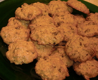 Lättgjorda, glutenfria havrecoockies med råsocker och tranbärschoklad