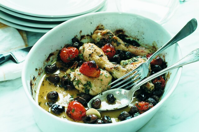 Ugnstekt kyckling med oliver, tomater & vitlök