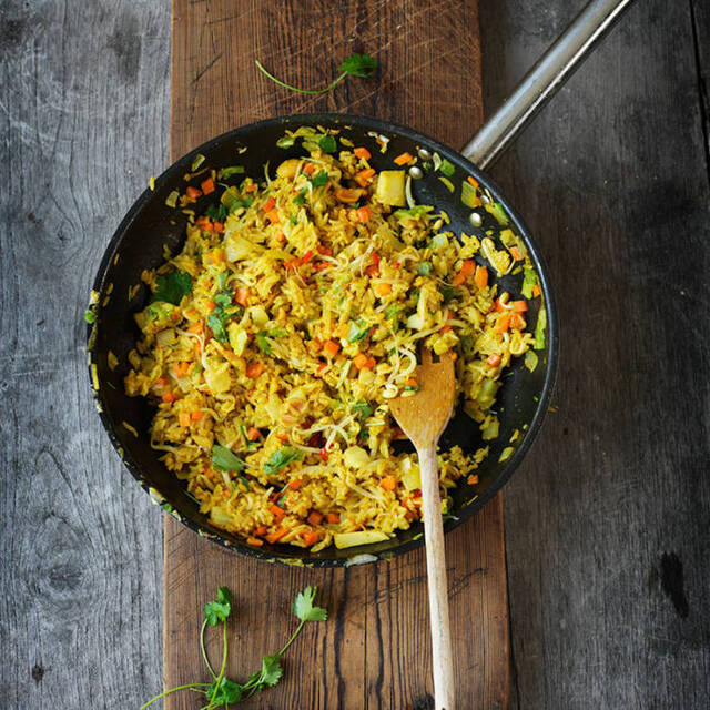 Stekt ris med grönsaker, ägg & chili