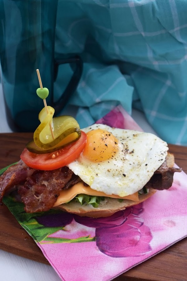 Lövbiffssmörgås med bacon och ägg