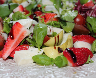 Somrig sallad med jordgubbar