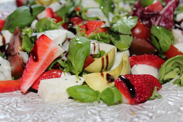 Somrig sallad med jordgubbar